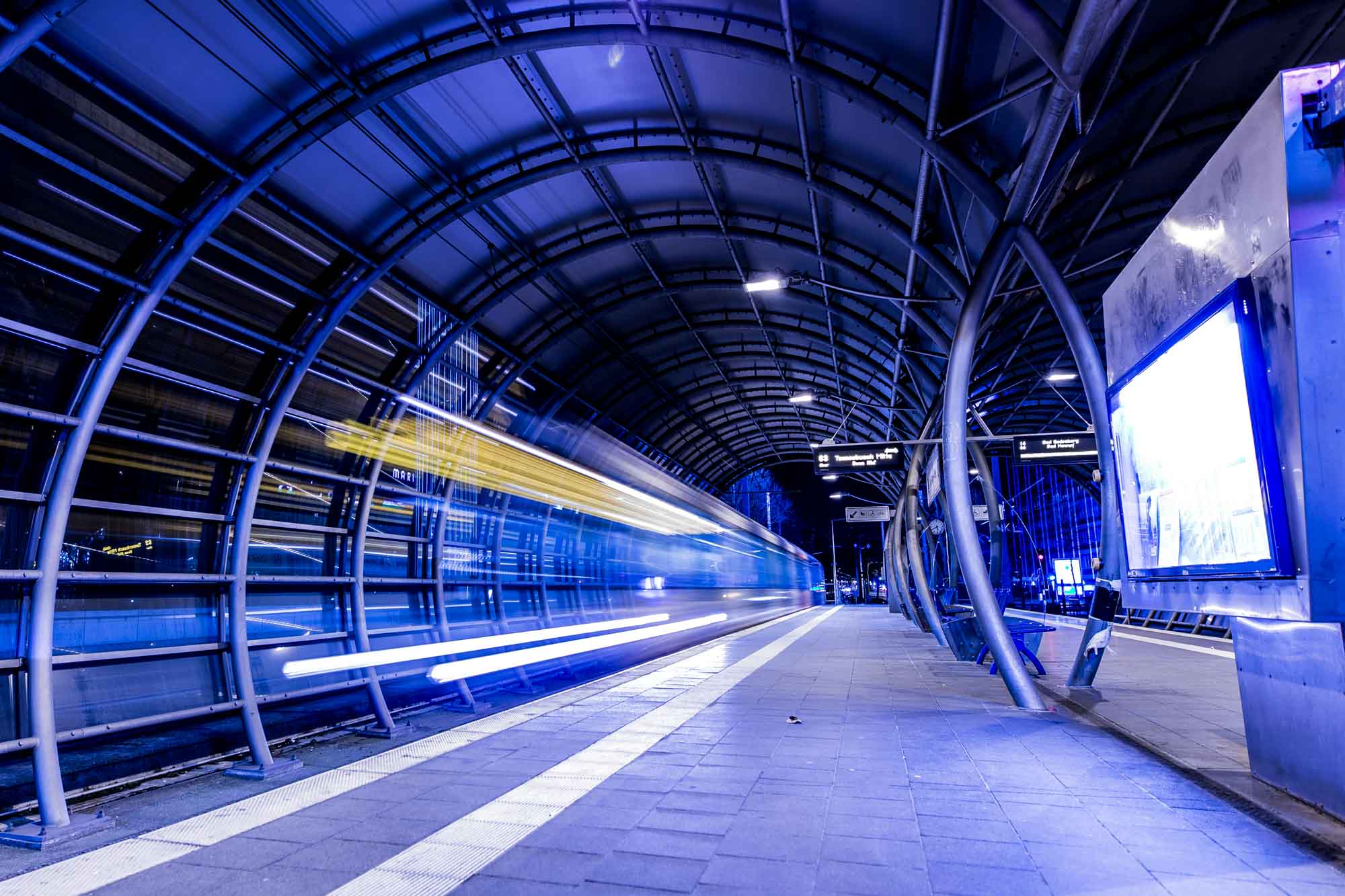 Straßenbahn fährt ein