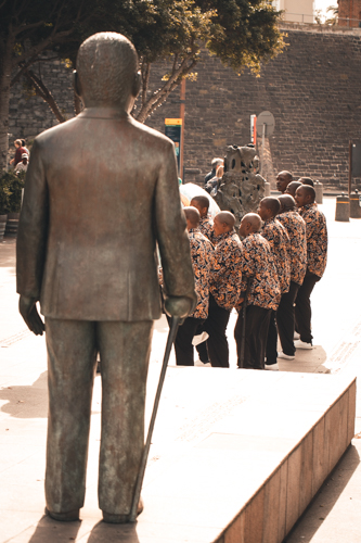 The city of Cape Town has so many different faces. Being named as a Rainbow Nation, this term by Desmond Tutu becomes so true in the Western Cape.